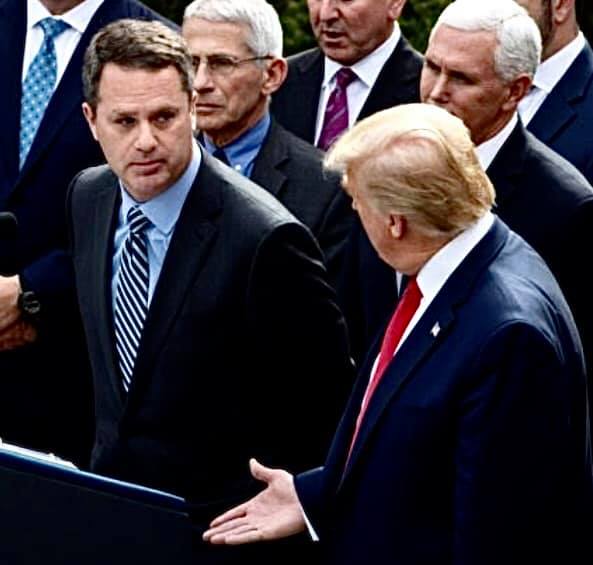 US politicians speaking closely in a crowd